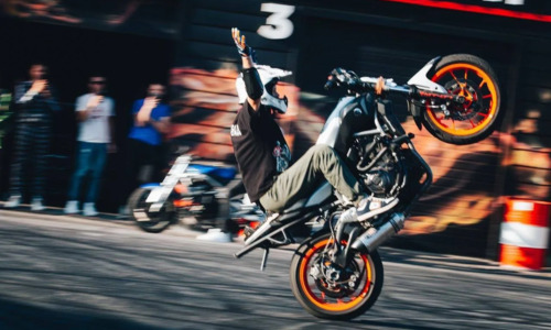 Stunt Riding (трюковая езда на мотоциклах)